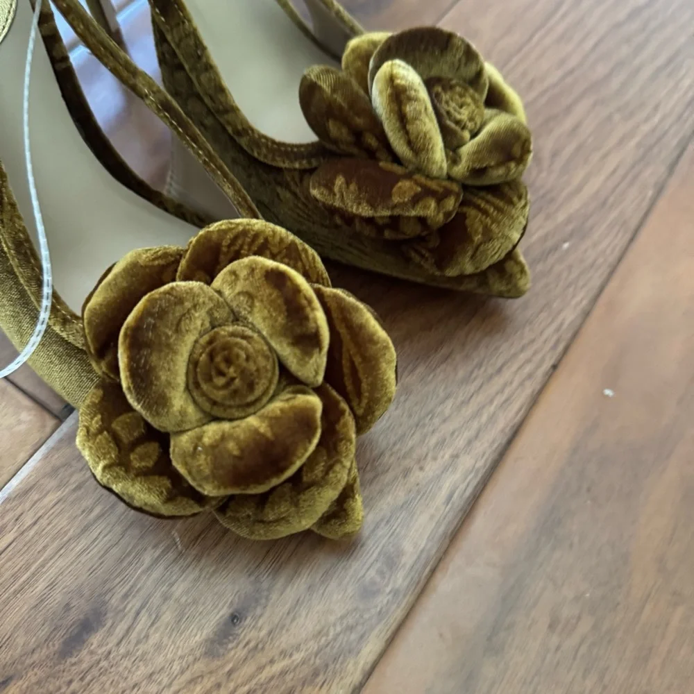 NWT Antonio Melani Ester Velvet Flower Heel Pumps Sz 7,5 - Picture 7 of 10